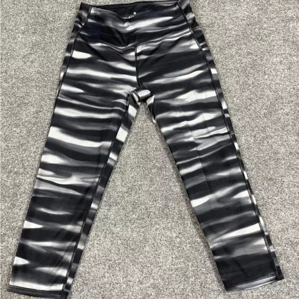 Athleta Chaturanga Medium Black and White capri leggings yoga pants
